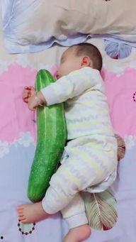 儿子与母亲吃瓜,共享夏日清凉瓜果时光