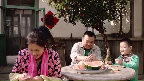 父子吃瓜,共享夏日吃瓜时光