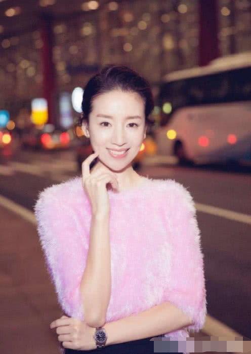 女明星对董洁评价,优雅与坚韧并存